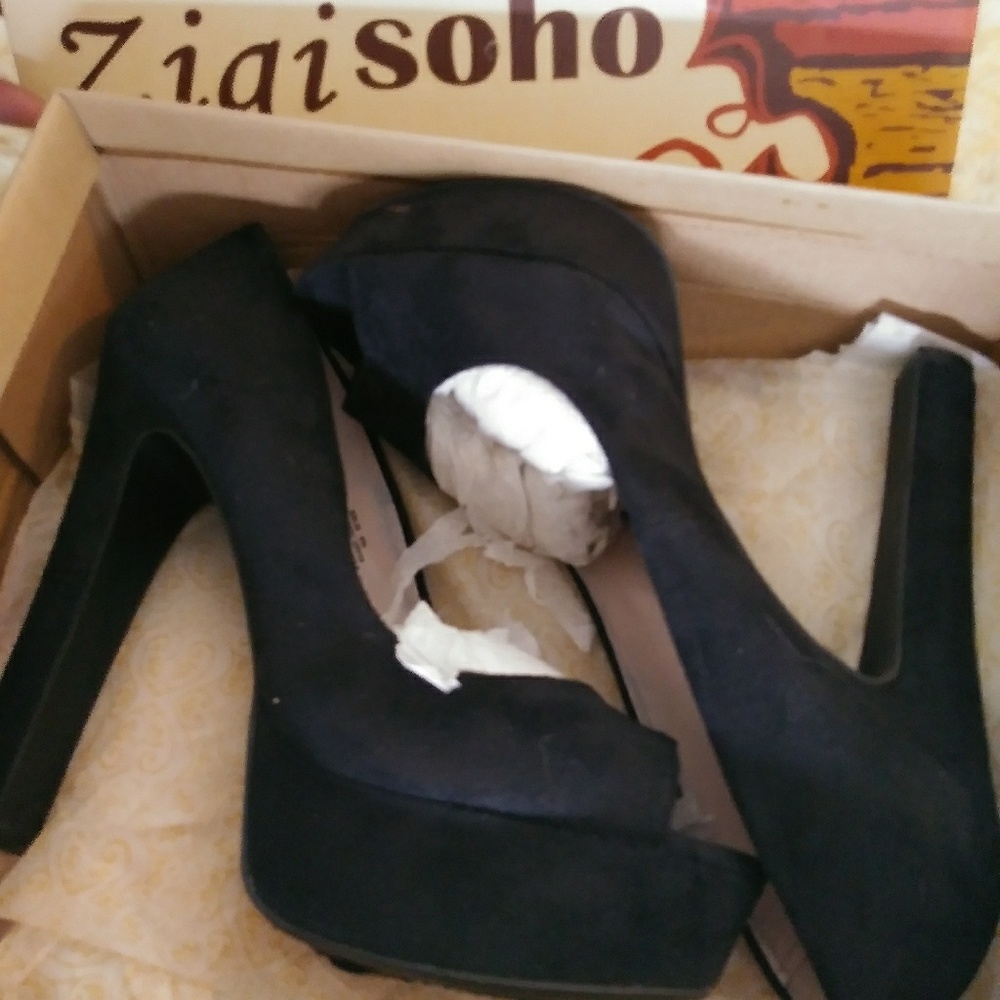 Black heels - Picture 2 of 4